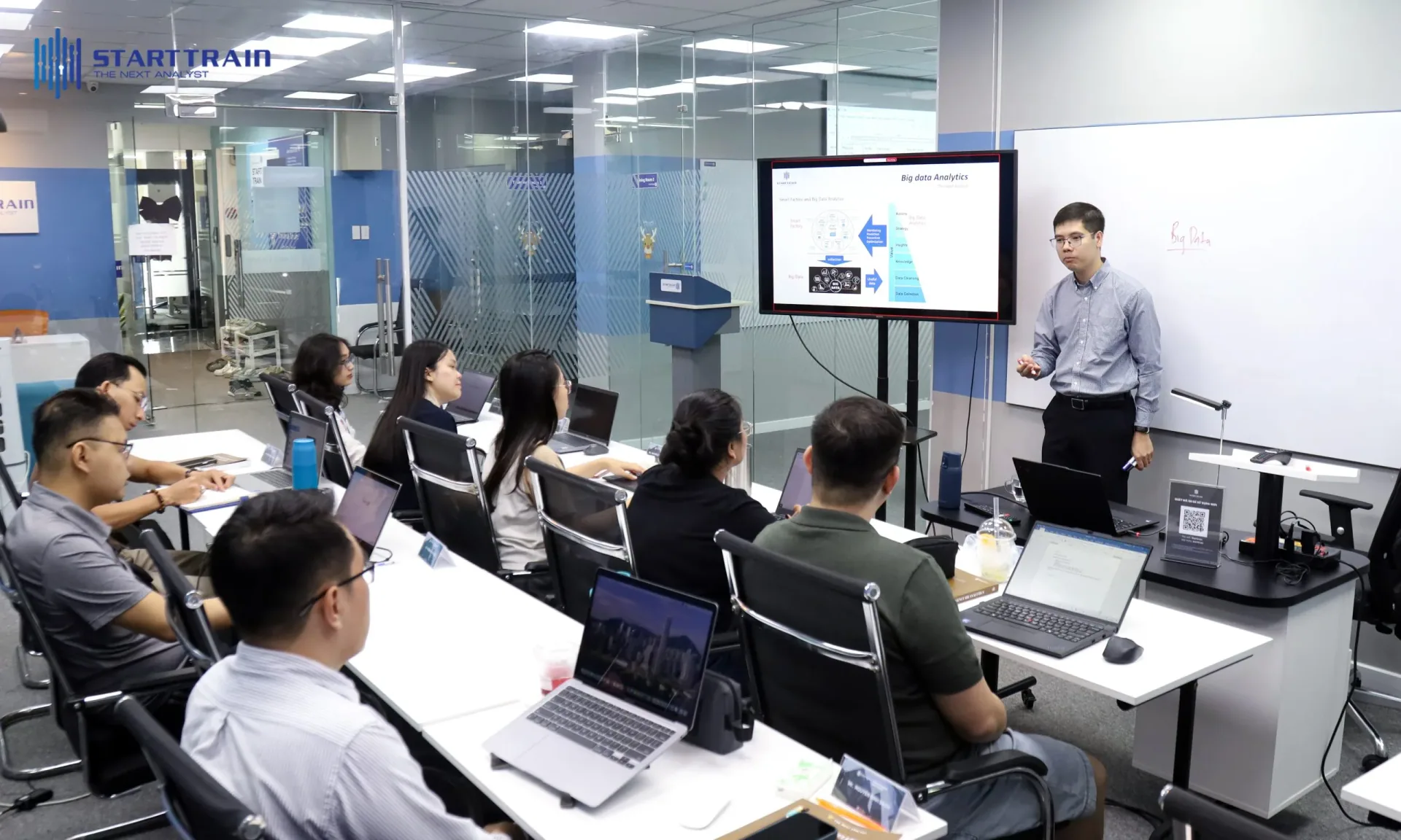 Giảng viên hướng dẫn học viên về Big Data Analytics tại lớp học Starttrain