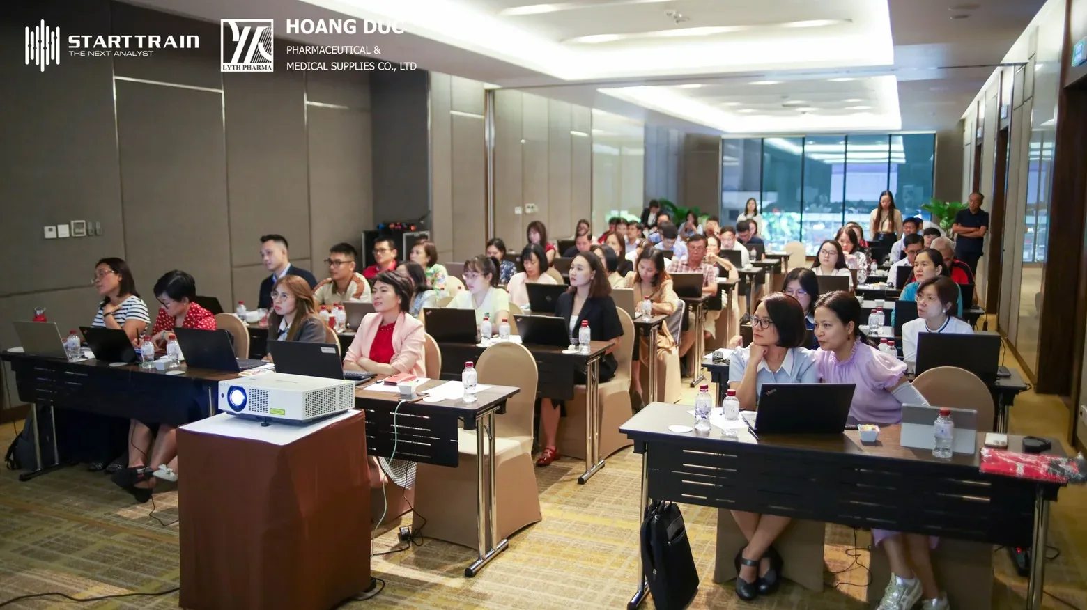 Lớp đào tạo phân tích dữ liệu của Starttrain tại Công ty Dược phẩm và Thiết bị y tế Hoàng Đức