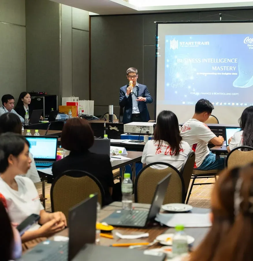 Giảng viên thuyết trình trước lớp học phân tích dữ liệu tại Starttrain
