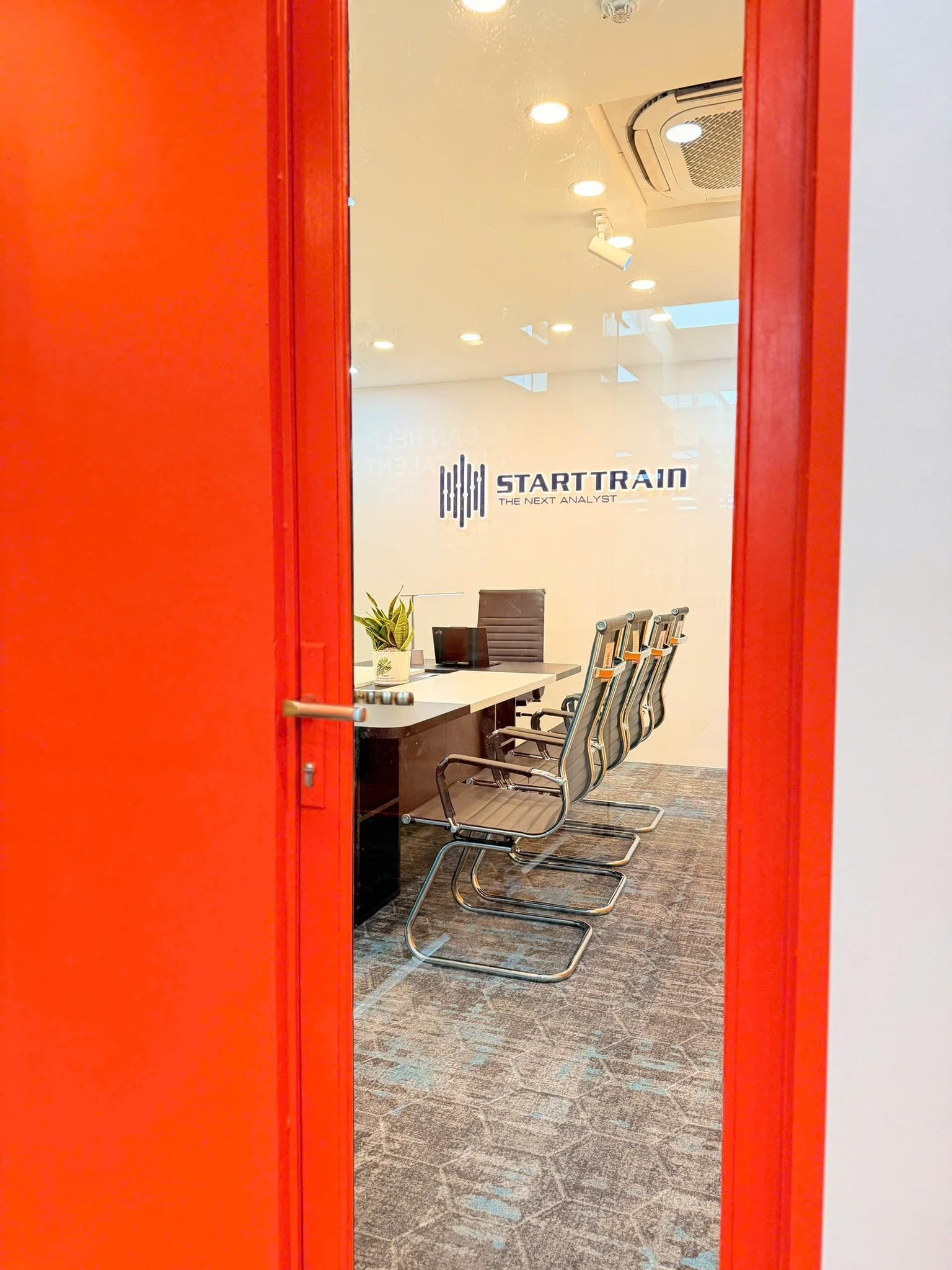 STARTTRAIN LEARNING HUB